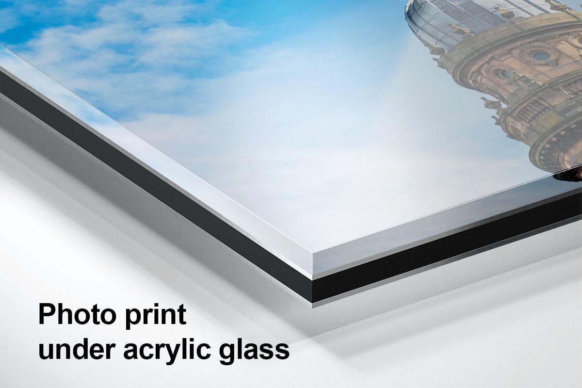 Light and Life Glasgow Statue acrylic glass detail with text